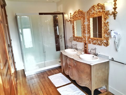 Marquis Room | Bathroom | Free toiletries, hair dryer, towels