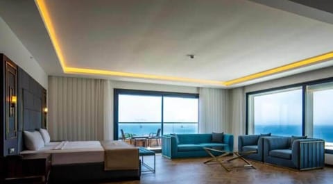 Junior Room | In-room safe, desk, laptop workspace, soundproofing