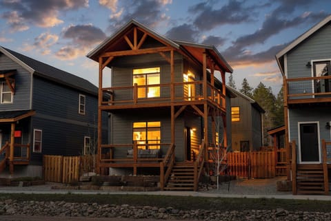 【Exterior】Brand-new build with stacked decks — coffee on top, BBQ down below