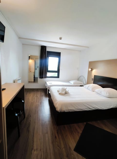 Economy Triple Room | Desk, laptop workspace, free WiFi