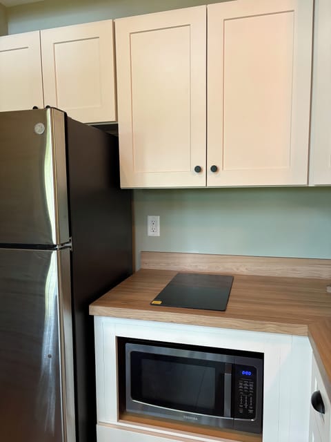 2-burner stove top,
Microwave/Convection/Air Fry