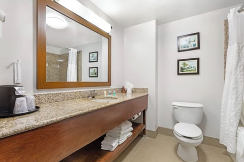 Deep soaking tub, free toiletries, hair dryer, towels