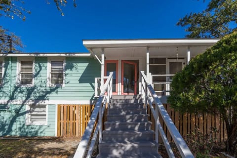 Traditional  Edisto Cottage with screened in porch