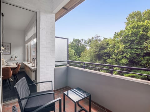 Der gemütliche Balkon mit Sitzgelegenheit bietet einen herrlichen Blick ins Grüne und lädt zum Entspannen ein.