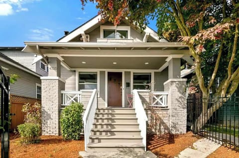 Welcome home! A cozy retreat with a sunny front yard—relax, explore, and make memories. All with fences which good for pets!