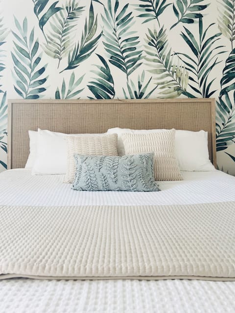 Master bed - King - Luxurious Beautyrest Black mattress