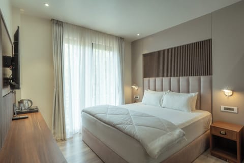 Suite, Garden View | Desk, laptop workspace, free WiFi