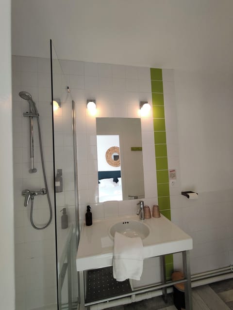 Superior Double Room | Bathroom | Hair dryer, towels, soap, shampoo