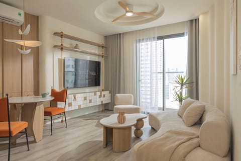 City Apartment, Balcony, Beach View | In-room dining