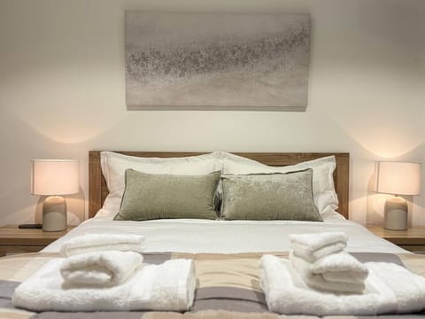 Queenbed with hotel quality bedding and towels. Wireless charging pad