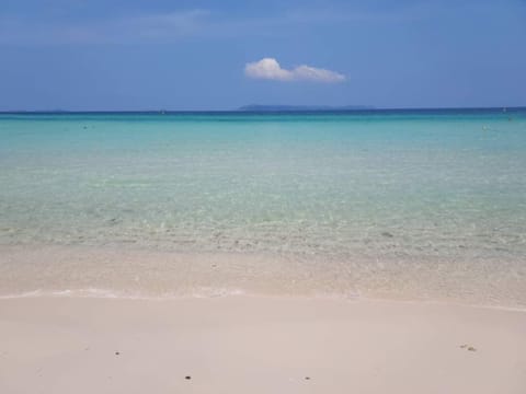Beach nearby, white sand, beach bar