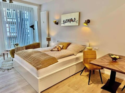 Geräumiges Doppelbett mit bequemer Matratze – stilvolle Einrichtung trifft auf erholsamen Schlaf.