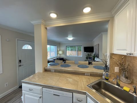 Private Apartment, 2 Bedroom, Full Kitchen, Ground Floor, Unit 1, Arctic Fox Vacation Rentals | Private kitchen