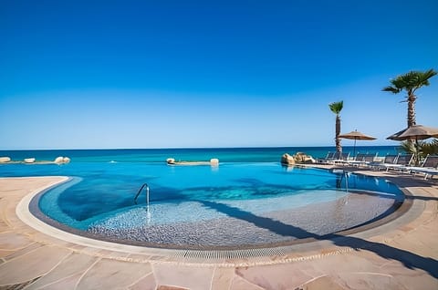 Infiniti Pool and ocean for days!