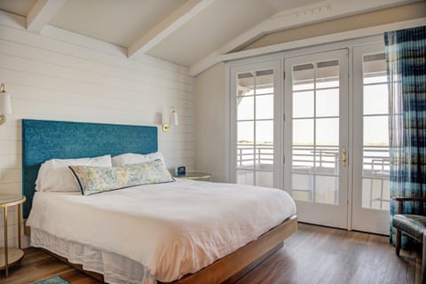 Panoramic Suite, Private Bathroom (CALIFORNIA KING - Bay View) | Individually decorated, individually furnished, soundproofing, free WiFi