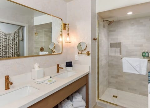 Suite, Private Bathroom, (CALIFORNIA KING PATIO - West) | Bathroom | Shower, towels, soap, shampoo