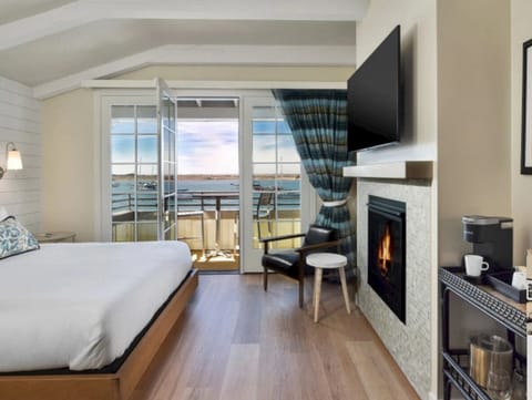 Exclusive Suite, Private Bathroom (PREMIER CALIFORNIA KING - Bay View) | Soundproofing, free WiFi, bed sheets, wheelchair access