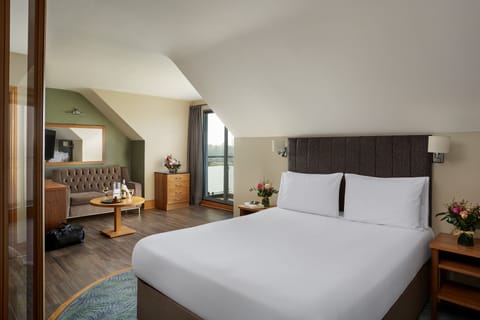 Junior Suite | In-room safe, desk, iron/ironing board, free cribs/infant beds