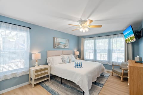 Master Suite Bedroom - King Bed