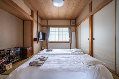 2 bedrooms, iron/ironing board, free WiFi