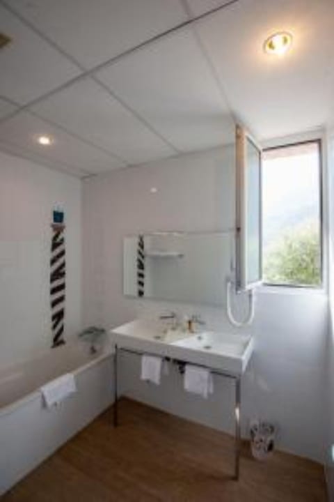 Economy Double Room, 1 Bedroom, Courtyard View | Bathroom | Free toiletries, hair dryer, towels