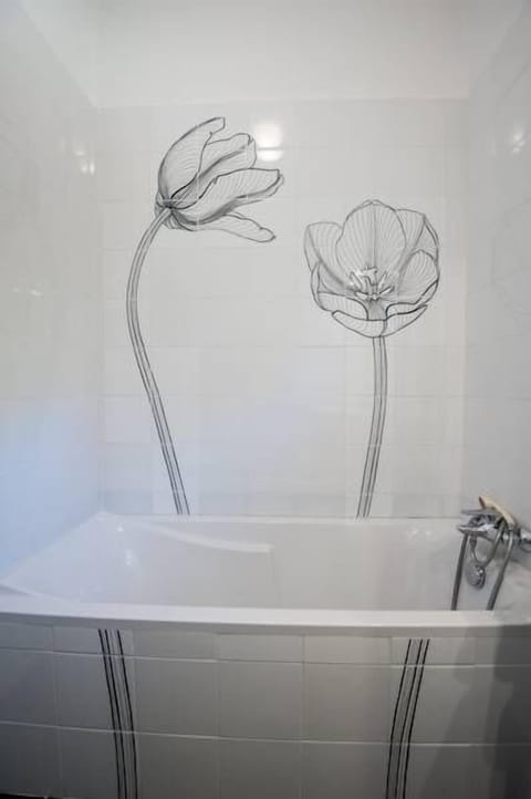 Deep soaking bathtub