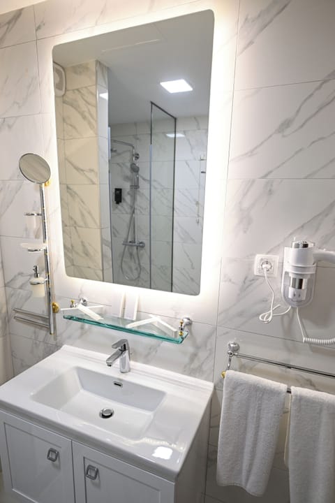 Business Suite, River View | Bathroom | Free toiletries, hair dryer, bathrobes, slippers