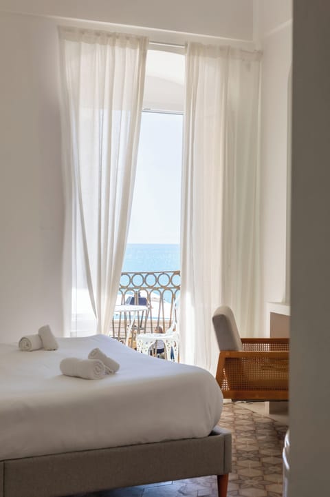 Deluxe Room, Sea View | In-room safe, individually decorated, individually furnished, desk