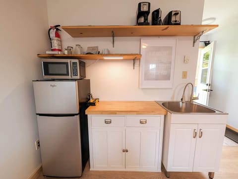 Junior Studio, 1 Queen Bed, Kitchenette | Private kitchenette | Full-size fridge, microwave, coffee/tea maker, electric kettle