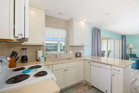 Fresh, open, and full of coastal character—your beachy kitchen retreat awaits.