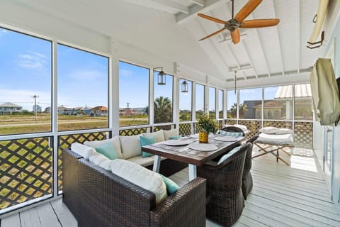 House, Multiple Beds (Latitude Adjustment Beach House) | Outdoor dining