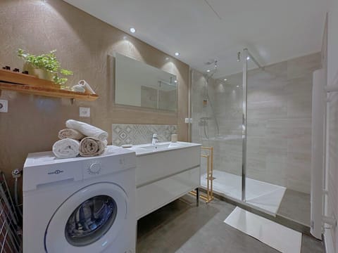 Salle de bain avec serviette, savon, shampoing fournis