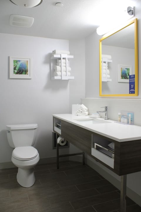 Standard room with two double beds | Bathroom | Combined shower/tub, free toiletries, hair dryer, towels