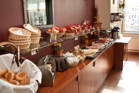 Free daily buffet breakfast