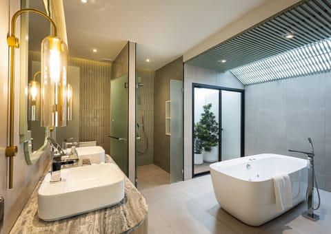 Deluxe Villa | Bathroom | Hair dryer, bathrobes, slippers, towels