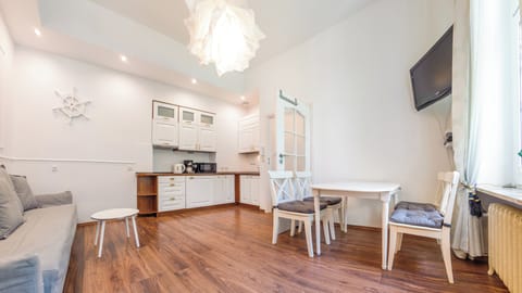 Apartment (1A) | Private kitchen | Fridge, stovetop, electric kettle, cookware/dishes/utensils