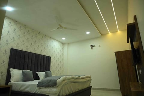 Club Double Room | Desk, laptop workspace, free WiFi