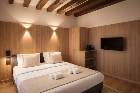 Standard Studio | Living area | 80-cm flat-screen TV with digital channels