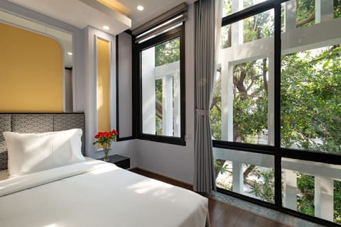 Premium Suite Room With City View | Premium bedding, minibar, in-room safe, desk