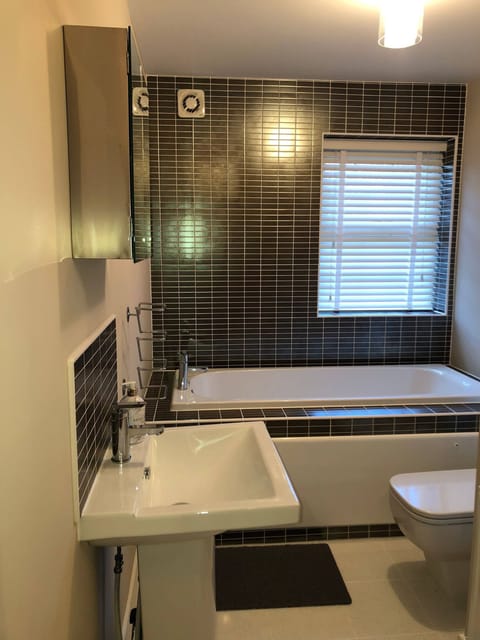 Room, 2 Bedrooms | Bathroom