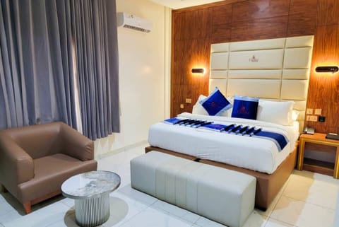 Executive Room | Desk, laptop workspace, free WiFi