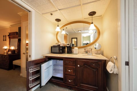 Concierge Suite, Partial Oceanfront, 2 Queen Beds (Adults Only) | Room amenity