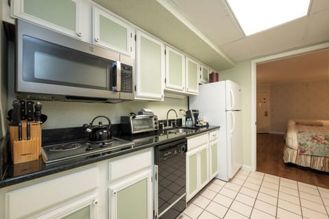 Efficiency Suite Room | Private kitchen | Coffee/tea maker