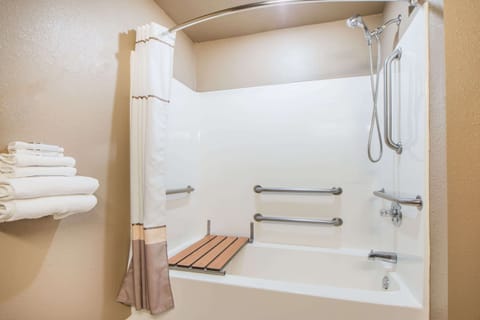 Combined shower/tub, free toiletries, hair dryer, towels