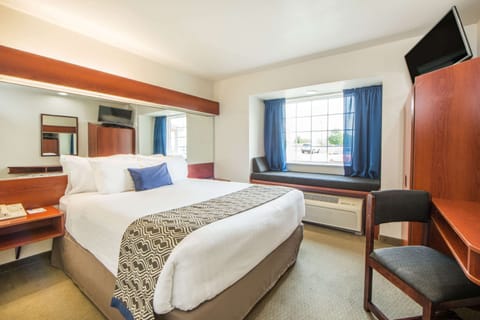 Premium bedding, in-room safe, desk, iron/ironing board