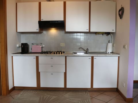 Kitchen, Kitchen Appliance, Major Appliance, Countertop, Wood, Kitchen Sink, Cabinetry, Kitchen Stove, Stove, Flooring