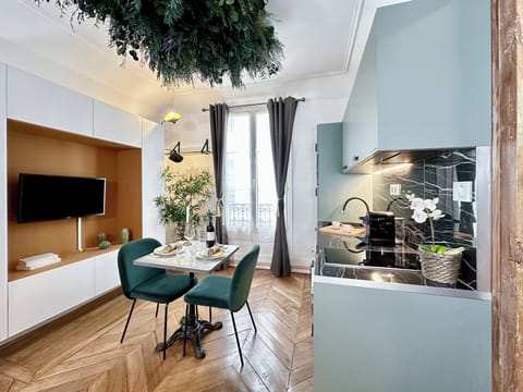 Deluxe Apartment, City View | Living area | Smart TV