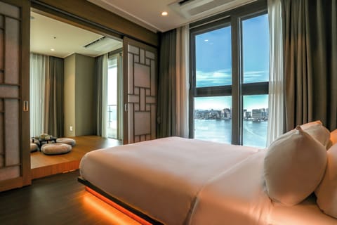 Around Presidential Suite | Soundproofing, free WiFi