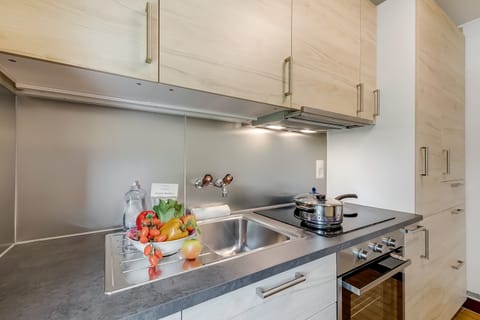 Fridge, oven, stovetop, coffee/tea maker