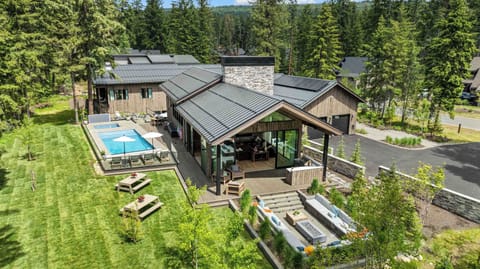 Fully fenced resort-style salt water pool, spa, sunken firepit & luxe loungers for relaxing
